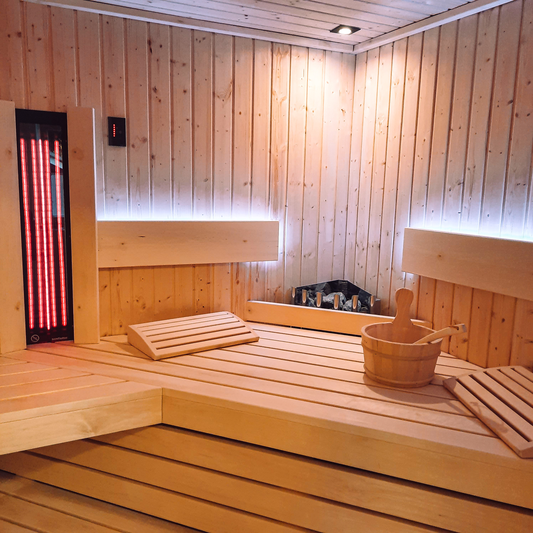 Sauna-mit-Ofen-in-der-Ecke